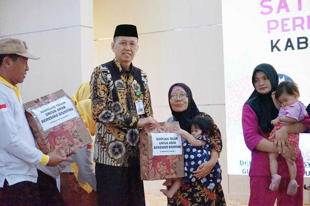 Sekda Bengkulu Isnan Fajri menyerahkan bantuan telur kepada keluarga berisiko stunting usai melantik Satgas PPA Bengkulu, di Balai Raya Semarak, Kamis 8 Agustus 2024.(Foto-Humas Pemprov Bengkulu)