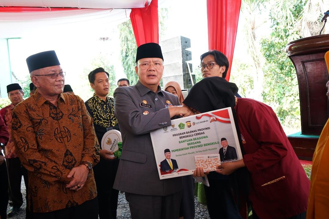 Beasiswa Anak Miskin Gubernur Bengkulu, Rohidin Mersyah menyerahkan bantuan beasiswa Baznas kepada salah seorang anak dari keluarga tidak mampu di Kota Bengkulu, Jumat 16 Agustus 2024.(Foto-Humas Pemprov Bengkulu)