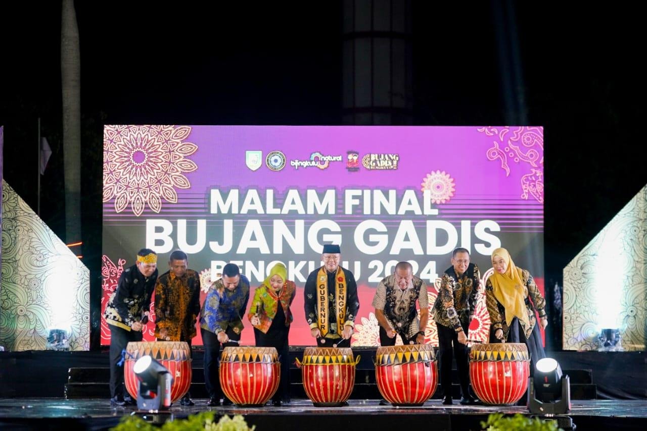 Buka Acara Final Bujang Gading Bengkulu Gubernur Bengkulu, Rohidin Mersyah dan anggota Forkompinda bersama-sama menabuh dol pada acara pembukan Final Bujang Gadis Bengkulu Tahun 2024, di halaman Balai Raya Semarak, Minggu 4 Agustus 2024 malam. (Foto-Humas Pemprov Bengkulu)