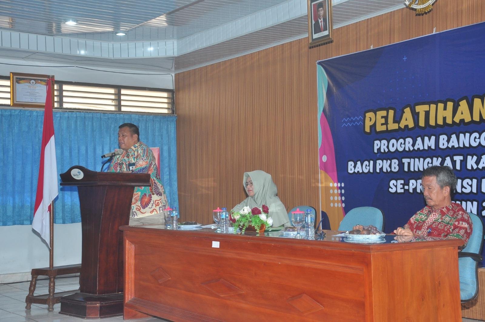 Kepala Perwakilan BKKBN Bengkulu, Zamhari membuka pelatihan peningkatkan SDM petugas KB dalam rangka menurunkan kasus stunting di provinsi ini.(Foto Harapanbaru.news/Idris)