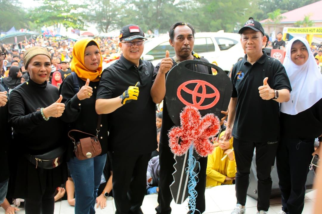 Gubernur Bengkulu, Rohidin Mersyah dan Branch Maneger Agung Toyota foto bersama warga Kota Bengkulu peraih hadiah utama jalan santai HUT ke70 Agung Toyota berupa mobil Toyota Calya, di kawasan sport center Pantai Panjang, Bengkulu, Minggu Agustus 2024.(Foto : Humas Pemprov Bengkulu)