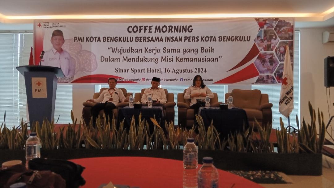 Coffe Morning PMI Kota Bengkulu Ketua PMI Kota Bengkulu, Dedy Wahyudi didampingi pengurus inti pada acara Coffe Morning dengan insan pers dalam rangkan meningkatkan kerja sama dalam misi kemanusian, di Bengkulu, 16 Agustus 2024.(Foto Harapanbarunews/Usmin)