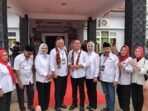 Paslon Bupati dan Wakil Bupati Bengkulu Tengah, Rachmat Riyanto-Tarmizi foto bersama usai mendaftar sebagai peserta pilkada 2024 di kantor KPU Benteng, 29 Agustus 2024.(Foto Harapanbarunews-Usmin)