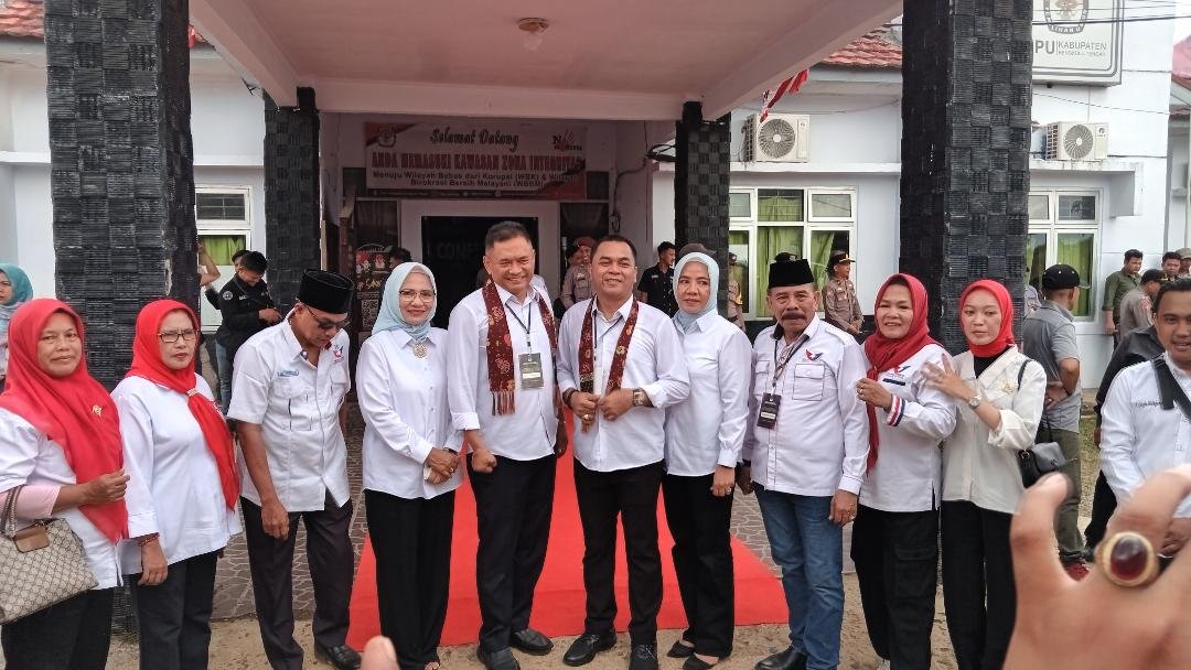 Paslon Bupati dan Wakil Bupati Bengkulu Tengah, Rachmat Riyanto-Tarmizi foto bersama usai mendaftar sebagai peserta pilkada 2024 di kantor KPU Benteng, 29 Agustus 2024.(Foto Harapanbarunews-Usmin)