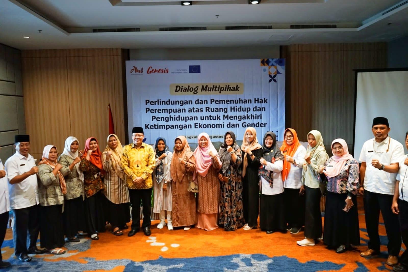 Gubernur Bengkulu, Rohidin Mersyah usai menjadi pembicara pada dialog multi pihak tentang gender dan ekonomi foto bersama peserta, Rabu 28 Agustus 2024.(Foto-Humas Pemprov Bengkulu)