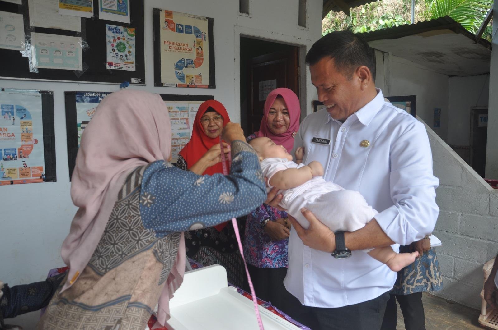 Gendong Balita Kepala BKKBN Bengkulu, Zamhari mengendong balita usai menjalani pemeriksaan di salah fasilitas kesehatan di Bengkulu, Jumat 16 Agustus 2024. (Foto Harapanbarunews-Idris)