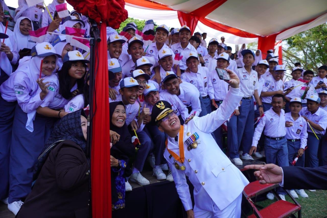 Gubernur Bengkulu, Rohidin Mersyah usai menjadi inspektur upacara detik-detik proklamasi HUT Kemerdekaan RI ke-79 berswa foto dengan pelajar SMA/SMK dan MAN, di Balai Raya Semarak Bengkulu, Sabtu 17 Agustus 2024.(Foto-Humas Pemprov Bengkulu)