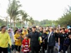 Gubernur Jalan Santai Agung Guberur Bengkulu, Rohidin Mersyah, Branch Manager Agung Toyota Bengkulu, Meriani bersama ribuan masyarakat mengikuti jalan santi HUT k-70 Agung Concern di kawasan Pantai Panjang, Bengkulu, Minggu 4 Agustus 2024.(Foto : Humas Pemprov Bengkulu)