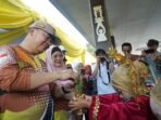Gubernur Rohidin HUT HIKMA Gubernur Bengkulu Rohidin Mersyah dan istri Derta Rohidin disambut tari adat sekapur sirih pada acara HUT HIKMA ke-5 tahun 2024, di Gedung Taman Budaya, Sabtu 31 Agustus 2024. (Foto-Humas Pemprov Bengkulu)