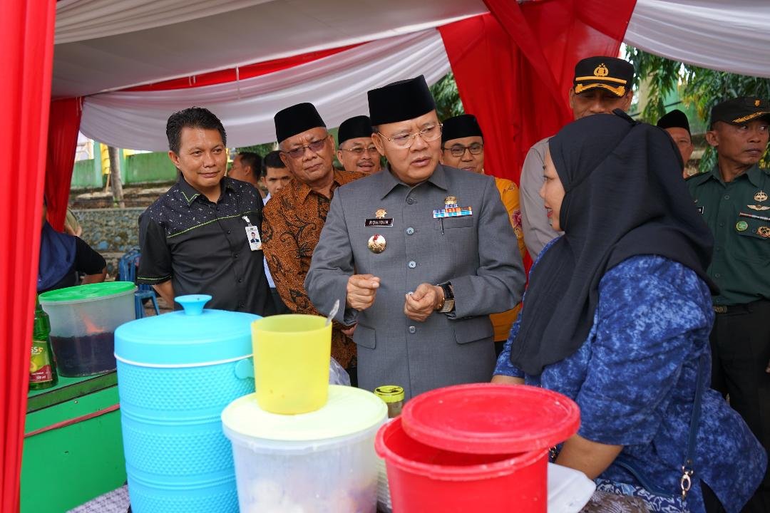 Gubernur UMKM Baznas Gubernur Bengkulu Rohidin Mersyah berbincang-bincang dengan salah seorang pelaku UMKM di arena Gebyar Baznas Bengkulu, Kamis 16 Aguustus 2024 (Foto-Humas Pemprov Bengkulu)