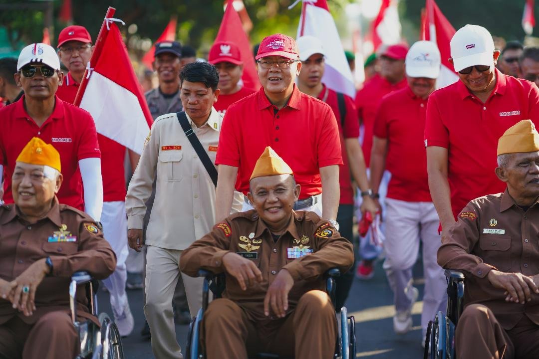 Gubernur Bengkulu, Rohidin Mersyah berfoto bersama anggota veteran usai acara kirab bendera merah putih, Sabtu 11 Agustus 2024.(Foto-Humas Pemprov Bengkulu)