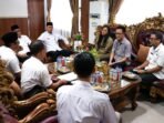 Sekda Bengkulu, Isnan Fajri menerima kunjungan investor dari PT PCI untuk berinvestasi membangun pabrik limba B3 di Kota Bengkulu, Rabu 7 Agustus 2024. (Foto-Humas Pemprov Bengkulu)