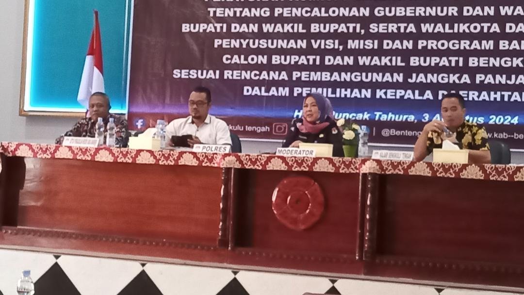 KPU Benteng Sosialisasi Syarar Cabup-Wabup Tiga nara sumber dipandu mederator memberikan materi pada acara sosialisasi PKPU No 8 tahun 2024 terkait calon kepala daerah dan wakil kepala daerah pada pilkada 2024, Sabtu 3 Agustus 2024.(Foto : Harapanbarunews.com-Usmin)