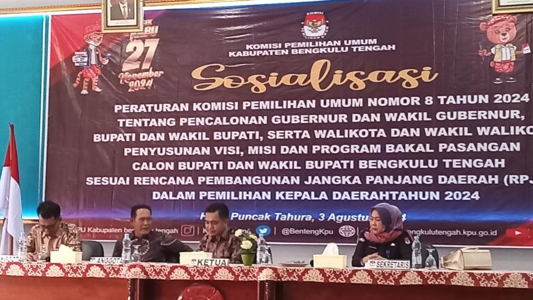 KPU Benteng Sosilisasi PKPU No 8 Tahun 2024 Ketua KPU Benteng, Mieky Herman (ketiga) didampingi anggota dan Sekretaris KPU membuka acara sosialisasi PKPU No 8 Tahun 2024, bertempat di hotal Puncak Tahura, Sabtu 3 Agustus 2024.(Foto : Harapan Baru.news.com/Usmin)