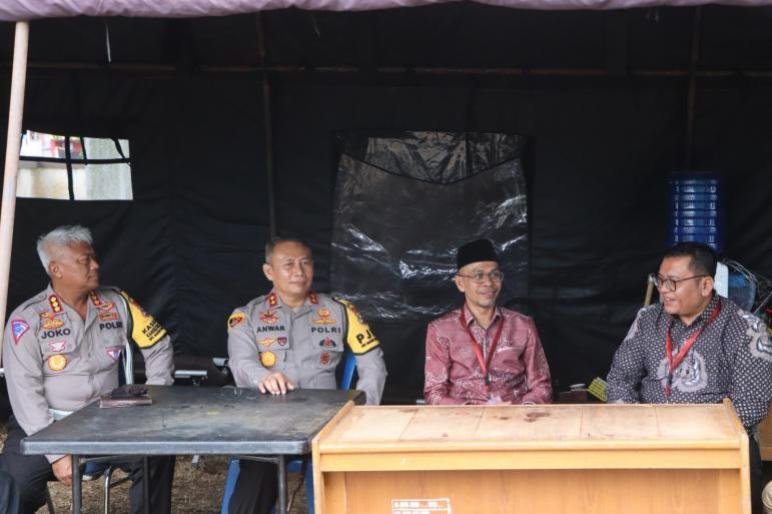 Kapolda Bengkulu, Irjan Pol Anwar didampingin Dirlantas Kombes Pol Joko saat memantau langsung pelaksanaan pendaftaran paslon cagub-cawagub Bengkulu dikantor KPU Bengkulu, Selasa 27 Agustus 2024.(Foto-Teropung Publik.Co.id)