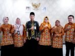 Kepala Biro Ekonomi, Pemprov Bengkulu, Hafni Haidir foto bersama usai menggelar rapat persiapan pelaksanaan pasar murah di Balai Semarak Bengkulu, Senin 5 Agustus 2024.(Foto-Humas Pemprov Bengkulu)