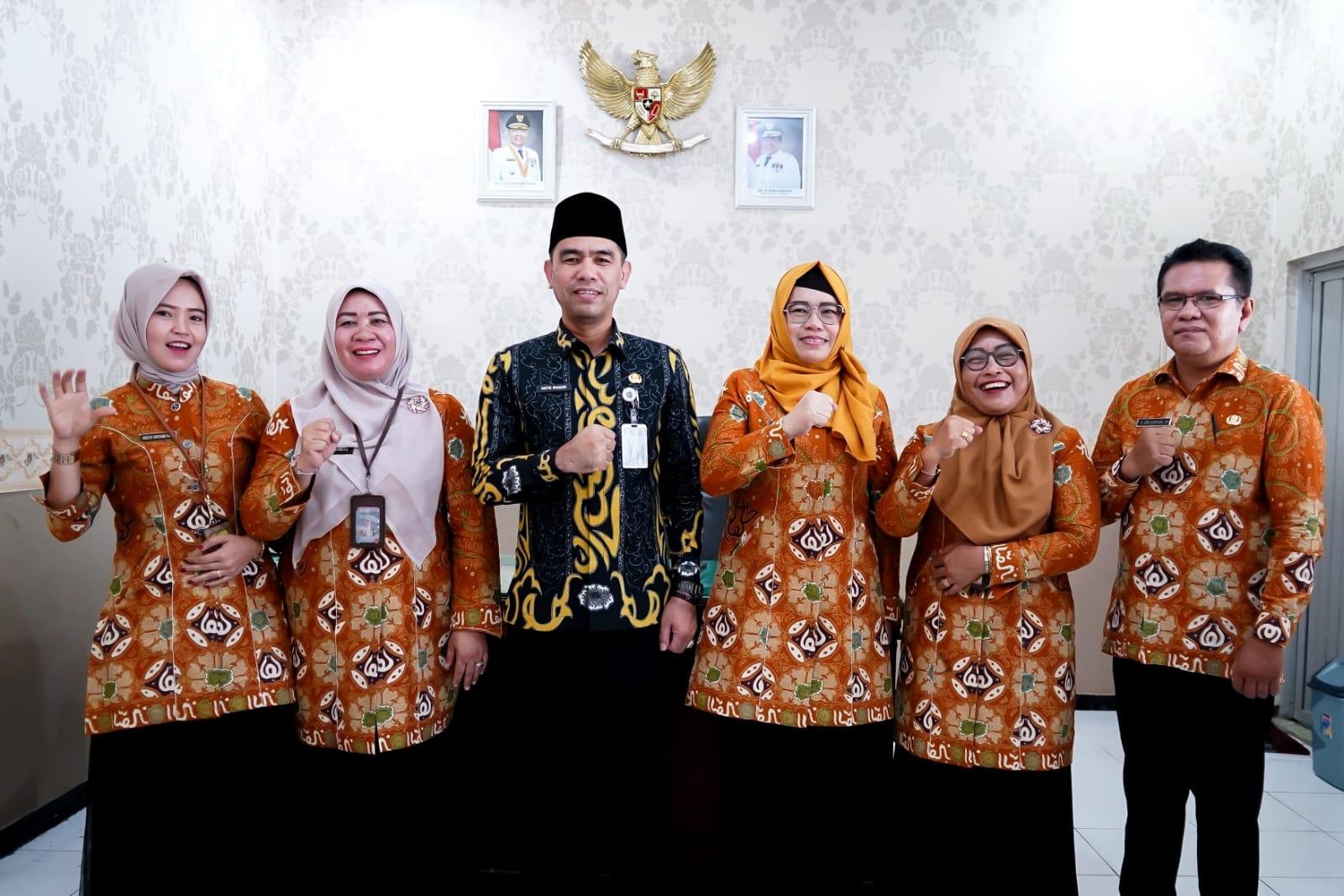Kepala Biro Ekonomi Hafni Haidir Kepala Biro Ekonomi, Pemprov Bengkulu, Hafni Haidir foto bersama usai menggelar rapat persiapan pelaksanaan pasar murah di Balai Semarak Bengkulu, Senin 5 Agustus 2024.(Foto-Humas Pemprov Bengkulu)
