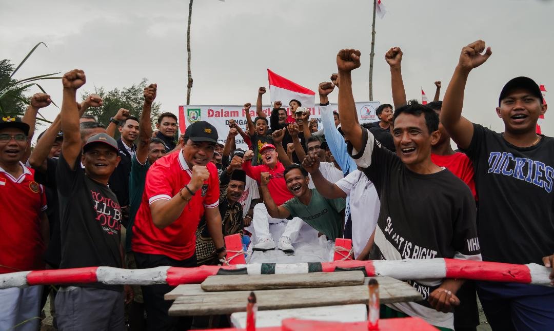 Kepala DKP Bengkulu Kepala DKP Bengkulu,Syafriandi bersama nelayan pada acara loma hias perahu nelayan dalam rangka memeriahkan HUT Kemerdekaan RI ke-79, Sabtu 17 Agustus 2024.(Foto-Humas Pemprov Bengkulu)