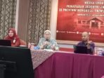 Kepala OJK Bengkulu, Ayu Laksmi Syntia Dewi memberikan penjelasan pada acara Media Update Pemaparan Industri Jasa Keuangan di Provinsi Bengkulu Triwulan II tahun 2024, di kantor OJK Bengkulu, Kamis 15 Agustus 2024.(Foto Harapanbarunews-Usmin)