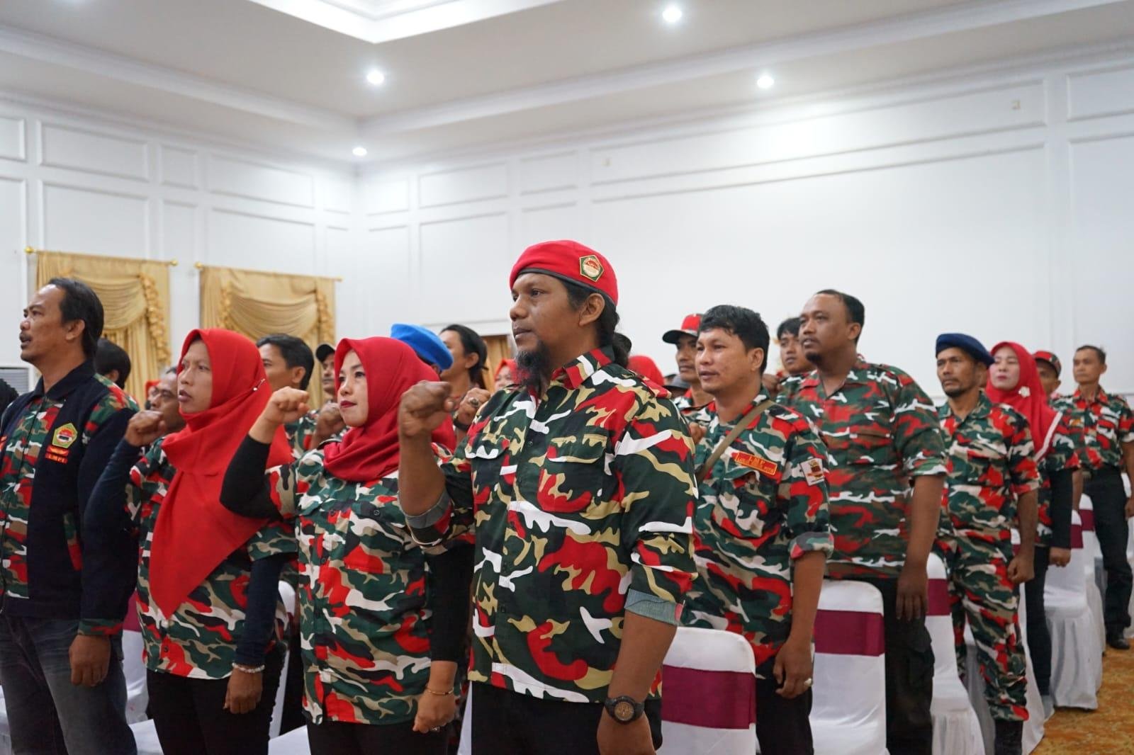 Pengurus Mada LMPI Bengkulu dilantik oleh Asisten III Pemprov Bengkulu, Nandar Munadi, di Balai Raya Semarak Bengkulu, Senin 12 Agustus 2024.(Foto-Humas Pemprov Bengkulu)