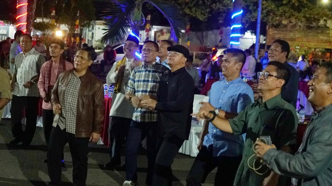 Forkopimda dan Pemprov Bengkulu gelar ngumpul ngopi di halaman Gedung Juang dalam rangka mempererat silaturahmi, Kamis 29 Agustus 2024 malam.(Foto-Humas Pemprov Bengkulu)