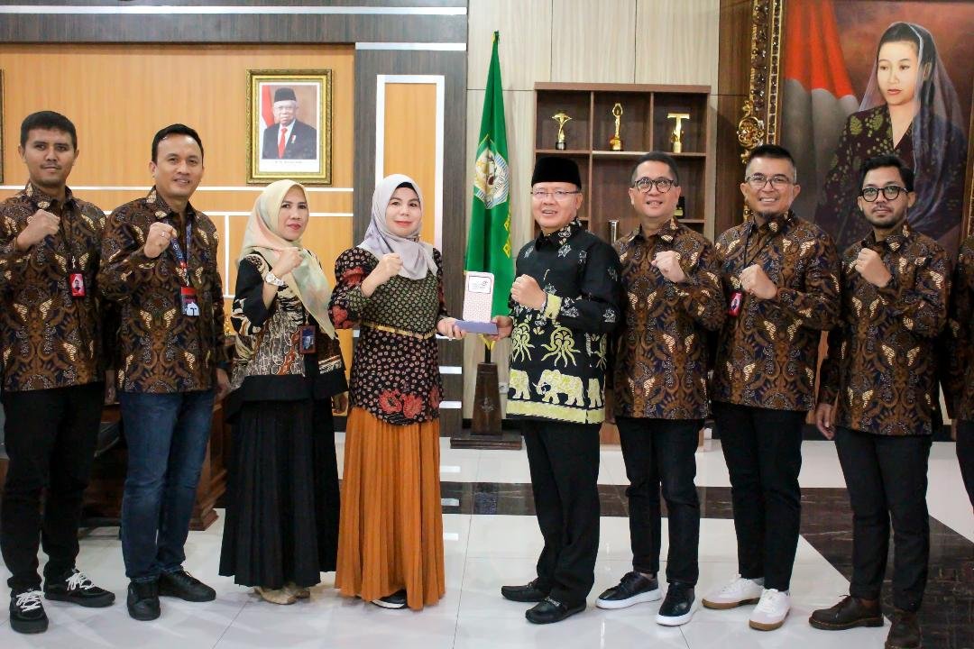 PT Telkomsel Bengkulu Gubernur Bengkulu, Rohidin Mersyah foto bersama usai menerima audensi rombongan PT Telkomsel Bengkulu terkit kerja sama dalam Festival Tabut 2024 lalu, bertempat diruang kerjanya, Selasa 6 Agustus 2024.(Foto-Humas Pemprov Bengkulu)