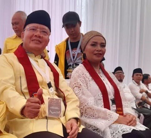 Pasangan Rohidin - Meriani saat mendaftarkan diri ke KPU Provinsi bengkulu1