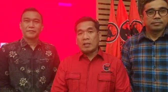 Paslon Bupati Kepahiang Bakal calon Bupati Kepahiang, Zurdinata (kiri) dan balon Wakil Bupati Abdul Hazif (kanan) bersama Ketua DPC PDIP Kepahiang, Edwar Samsi.(Foto : RRI.CO.ID)