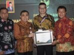 Penghargaan UHC BPJS Kesehatan Pemprov Bengkulu kembali mendapat penghargaan UHC Award 2024 dari BPJS Kesehatan terkait pelayanan kesehatan kepada masyarakat lewat program BPJS kesehatan diserahkan Wapres Ma'rif Amin di Jakarta, Kamis 98/8/20024) malam. (Foto-Humas Pemprov Bengkulu)
