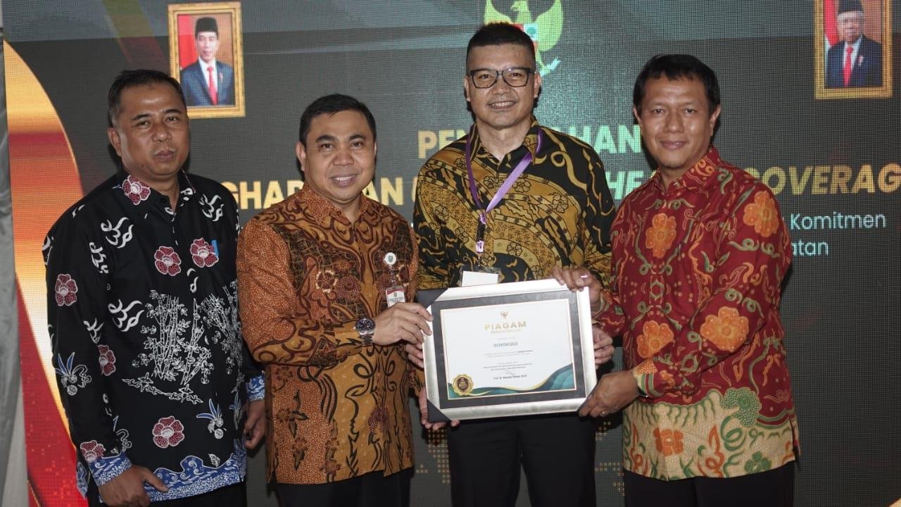 Pemprov Bengkulu kembali mendapat penghargaan UHC Award 2024 dari BPJS Kesehatan terkait pelayanan kesehatan kepada masyarakat lewat program BPJS kesehatan diserahkan Wapres Ma'rif Amin di Jakarta, Kamis 98/8/20024) malam. (Foto-Humas Pemprov Bengkulu)