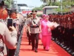 Kapolda Bengkulu, Brigjen Pol Awar dan istri disambut upacara adat saat memasuki Mapolda Bengkulu, Sabtu 3 Agustus 2024.(Foto : Teropong Publik.co.id)