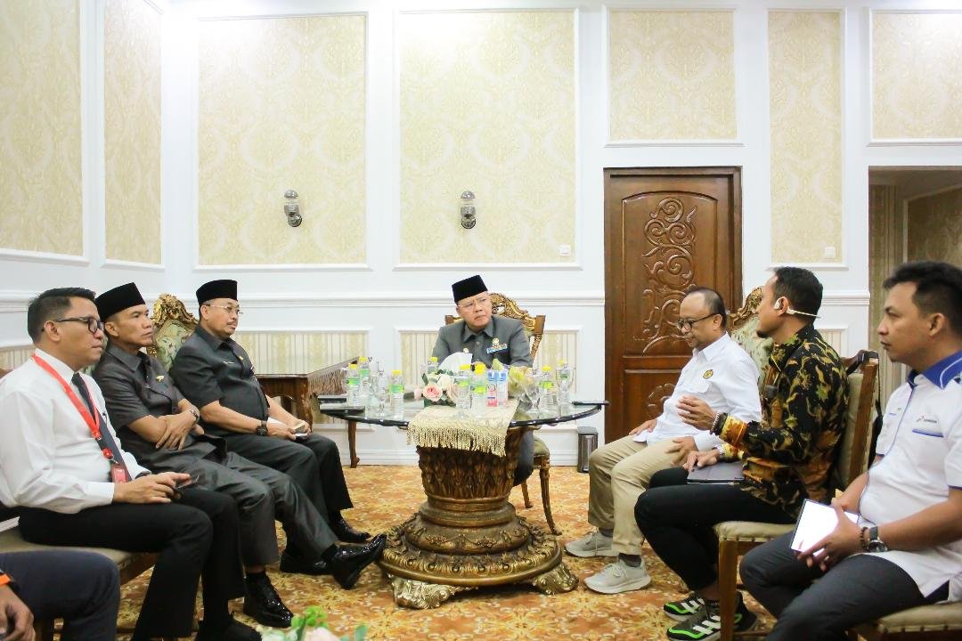 Pejabat Pertamina Bengkulu dan Komite BPH Migas menemui Gubernur Bengkulu, Rohidin Mersyah terkait masalah kerusakan pipa Pertamina Pulau Baai dan pasokan BBM tak lancar ke SPBU di daerah ini, di Balai Raya Semarak, Kamis 15 Agustus 2024.(Foto-Humas Pemprov Bengkulu)