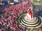 Ribuan peserta Kirab Bendera Merah Putih mengeliling Patung Fatmawati Bengkulu, Simpang Lima Kota Bengkulu, Sabtu 11 Agustus 2024.(Foto-Humas Pemprov Bengkulu)