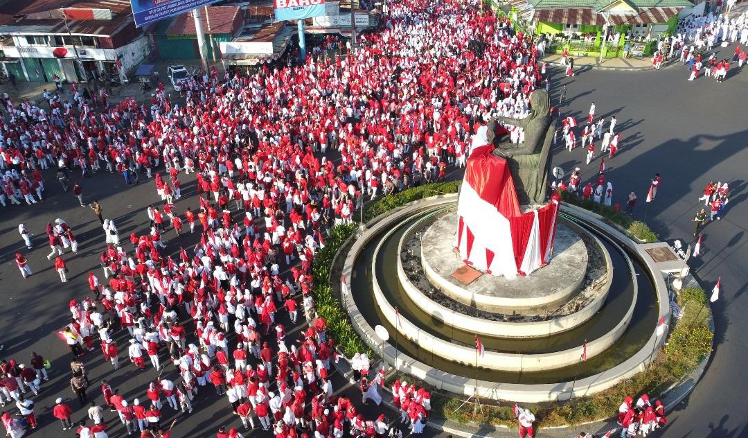 Ribuan peserta Kirab Bendera Merah Putih mengeliling Patung Fatmawati Bengkulu, Simpang Lima Kota Bengkulu, Sabtu 11 Agustus 2024.(Foto-Humas Pemprov Bengkulu)