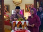 Potong tupeng Gubernur Bengkulu Rohidin Mersyah didamping istri Derta Rohidin memotong tupeng sebagai rasa syukur rangkaian kegiatan HUT Kemerkedaan RI ke-79 tahun 2024 di Bengkulu berlangsung sukses dan aman, Sabtu 17 Agustus 2024,(Foto-Humas Pemprov Bengkulu)