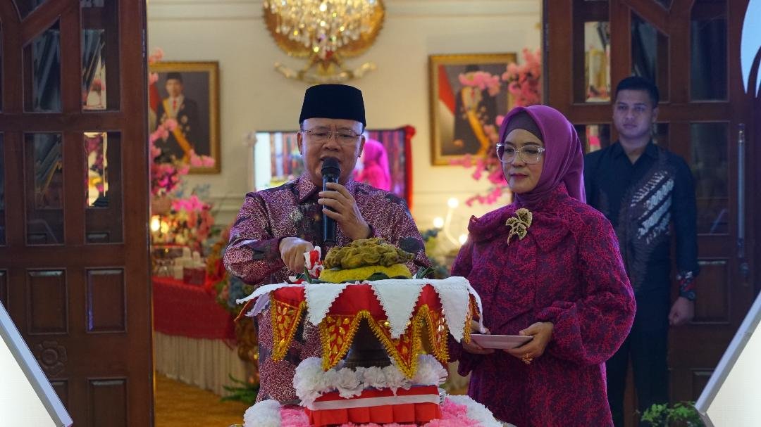 Potong tupeng Gubernur Bengkulu Rohidin Mersyah didamping istri Derta Rohidin memotong tupeng sebagai rasa syukur rangkaian kegiatan HUT Kemerkedaan RI ke-79 tahun 2024 di Bengkulu berlangsung sukses dan aman, Sabtu 17 Agustus 2024,(Foto-Humas Pemprov Bengkulu)