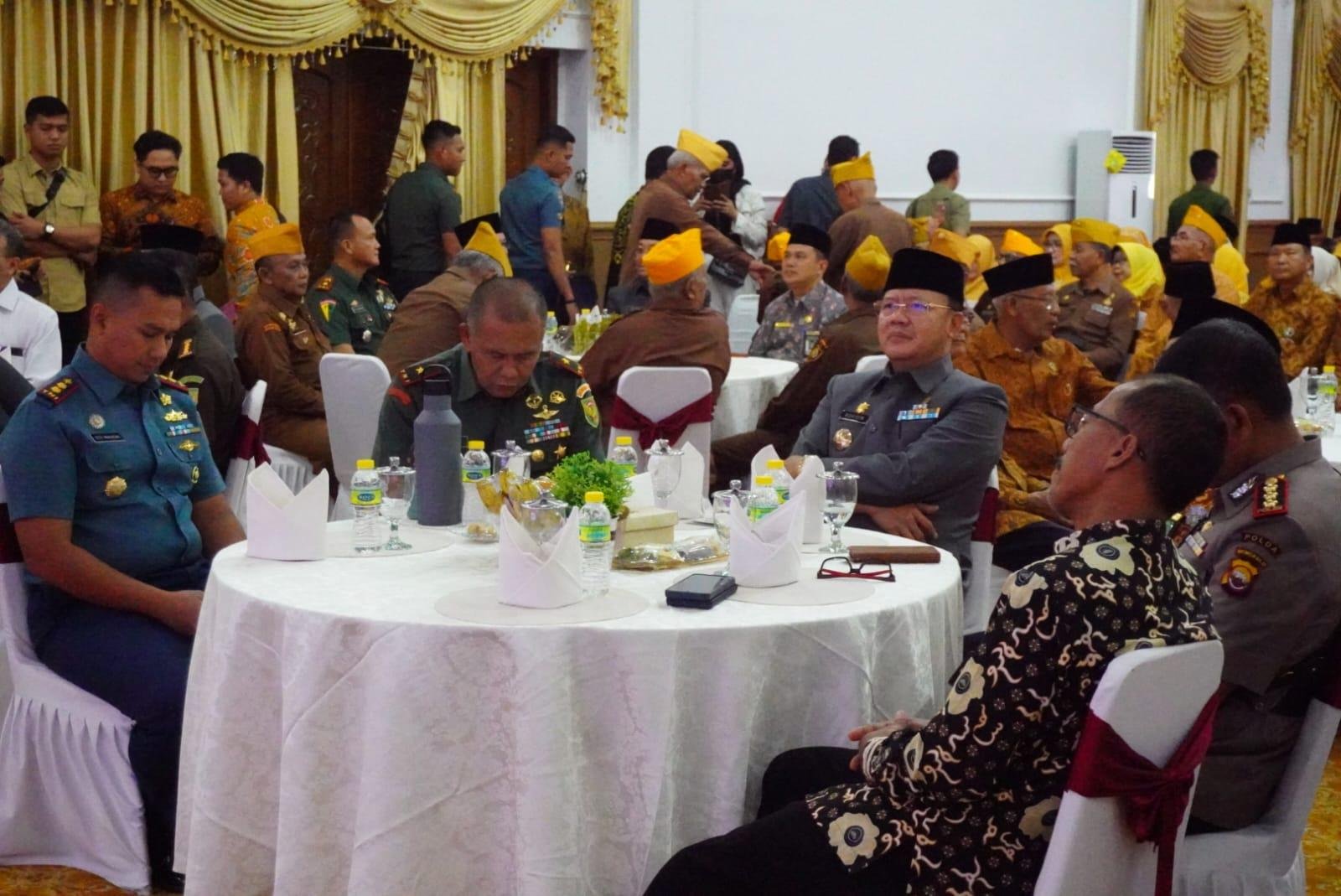 Rama Tamah Viteran HUT RI Gubernur Bengkulu, Rohidin Mersyah rama tamah dengan dengan para veteran, pejuang dan purnawirawan TNI/Polri dalam rangka HUT RI ke-79 di Balai Raya Semarak Bengkulu, 16 Agustus 2024.(Foto-Humas Pemprov Bengkulu)