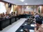 Rapat Pekaayanan Kesehatan Asisten III Pemprov Bengkulu, Nandar Munadi didampingi Kepala Dinkes setempat, Redwan Arif memimpin rapat persiapan pelayanan kesehatan terpadu di Desa Sulau, Bengkulu Selatan, di kantor Gubernur Bengkulu, Senin 5 Agustus 2024.(Foto-Humas Pemprov Bengkulu)