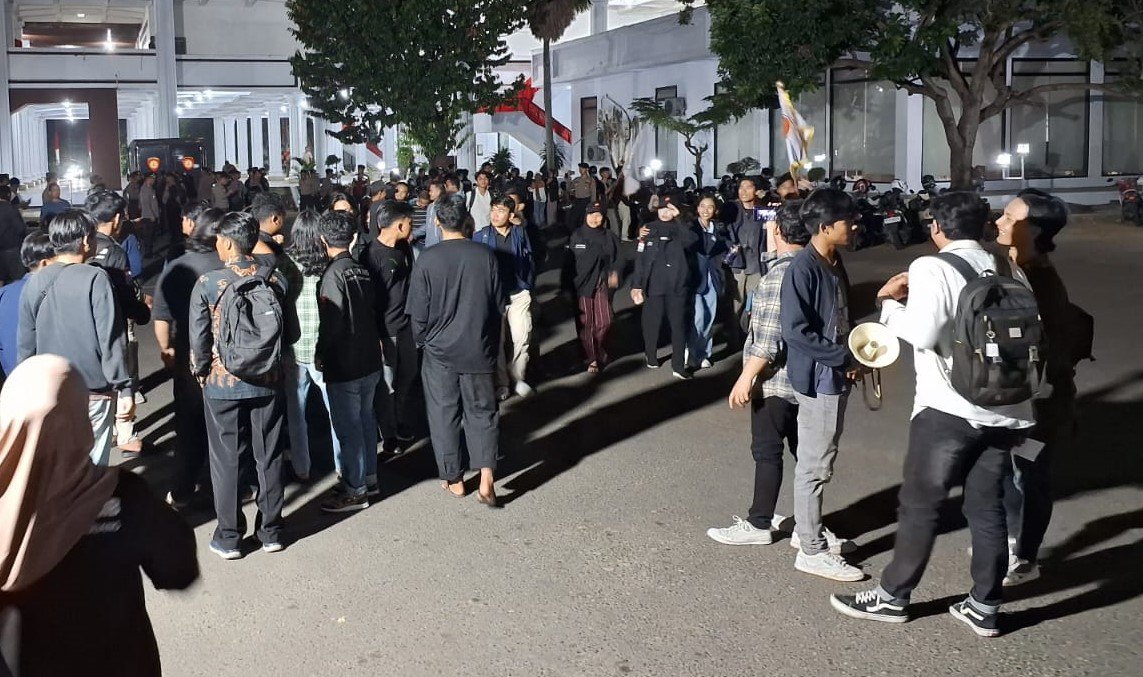 Ratusan Mahasiswa duduki kantor DPRD Provinsi Bengkulu demi mendukung putusan Mahkamah Konstitusi.