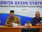 Rilis BPS Bengkulu Wan Rizal Sekda Provinsi Bengkulu Isnan Fajri dan Kepala BPS Bengkulu, Win Rizal menyampaikan rilis pertumbuhan ekonomi Bengkulu triwulan II tahun 2024, di kantor BPS Bengkulu, Senin 5 Agustus 2024.(Foto-Humas Pemprov Bengkulu)