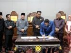 Sahkan perda pajak daerah Unsur Pimpinan DPRD Provinsi membubuhkan tandatangan menyetujui Perda APBD-P 2024 disaksikan Gubernur Bengkulu, Rohidin Mersyah pada belum lama ini.(Foto-Hums Pemprov Bengkulu)