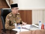 Sekda Bengkulu Isnan Fajri Sekda Bengkulu, Isnan Fajri memimpin rapat penerapan parkir gunakan alat otomatis di kawasan objek wisata Pantai Panjang, Kota Bengkulu, Senin 26 Agustus 2024.(Foto-Humas Pemprov Bengkulu)
