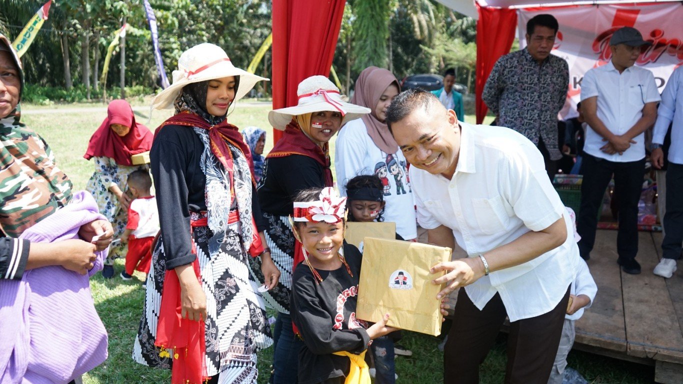 Sekda Benteng, Rachmat Riyanto menyerahkan hadiah karnaval budaya HUT Kemerdekaan RI ke-79 di Desa Abu Sakim, 14 Agustus 2024.(Foto-MC Pemkab Benteng)