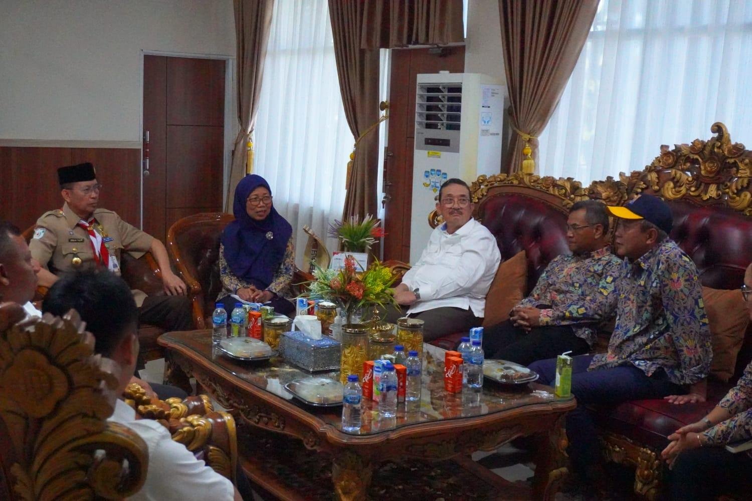 Sekda Kobema Ketua Tim Pemantauan dan Evaluasi (TPE) Proyek Strategis Nasional (PSN) Sekretariat Jenderal Kementerian PUPR, Rina Agustin Indriani dan rombongan bersilaturahmi dengan Sekretaris Daerah Provinsi Bengkulu, Isnan Fajri, di Bengkulu, Rabu 14 Agustus 2024.(Foto-Humas Pemprov Bengkulu)