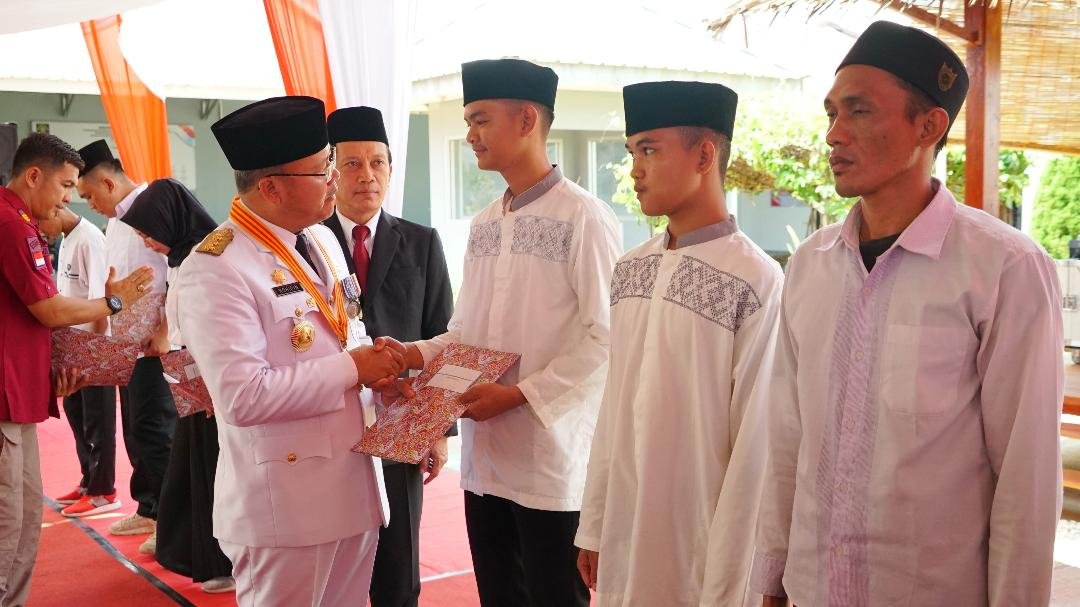 Gubernur Bengkulu, Rohidin Mersyah menyerahkan SK Remisi kepada perwakilan napi penghuni Lapas Klas II B Bengkulu dalam rangka HUT Kemerdekaan RI ke-79 tahun 2024, 17 Agustus 2024.(Foto-Humas Pemprov Bengkulu)
