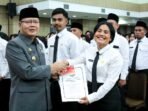 Gubernur Bengkulu Rohidin Mersyah menyerahkan SK kepada 570 PPPK dilingkup Pemprov Bengkulu, bertempat di Kantor Gubernur Bengkulu, Senin 5 Agustus 2024.(Foto-Humas Pemprov Bengkulu)
