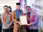 Sekda Bengkulu Isnan Fajri menyerahkan sertifikat kekayaan intelektual kepada salah seorang warga Bengkulu, bertempat di Barendo Masjid Ataqwa Bengkulu, Selasa 6 Agustus 2024.(Foto-Humas Pemprov Bengkulu)