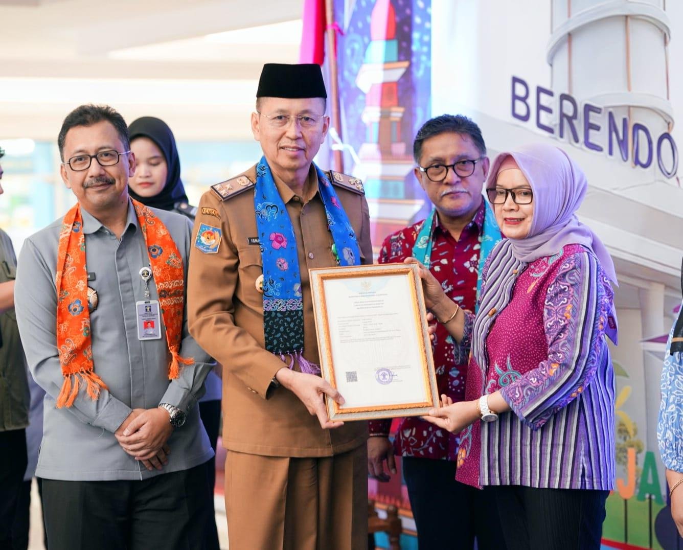 Sertifikat Kelakayan Intelektual Kemenkumham Sekda Bengkulu Isnan Fajri menyerahkan sertifikat kekayaan intelektual kepada salah seorang warga Bengkulu, bertempat di Barendo Masjid Ataqwa Bengkulu, Selasa 6 Agustus 2024.(Foto-Humas Pemprov Bengkulu)