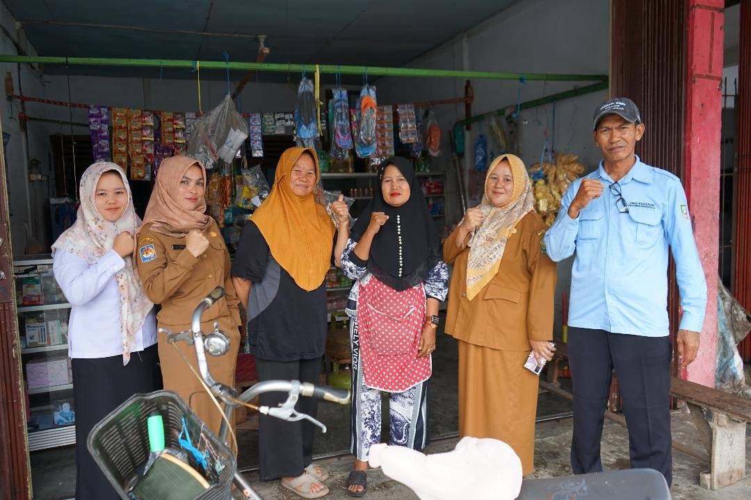 Sosialisasi BPJS Gratis Pegawai Dinkes Bengkulu melakukan sosialisasi program BPJS gratis kepada masyarakat di sejumlah kecamatan di provinsi ini, pekan ini.(Foto-Humas Pemprov Bengkulu)