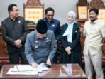 Tandatangani KUAPPS APBD 2024 Gubernur Bengkulu, Rohidin Mersyah disaksikan Ketua DPRD Provinsi Bengkulu, Isnan Fajri dan tiga wakil ketua menandatangani kesepakatan bersama KUAPPS APDB 2025, di Bengkulu, Senin 5 Agustus 2024.(Foto-Humas Pemprov Bengkulu)